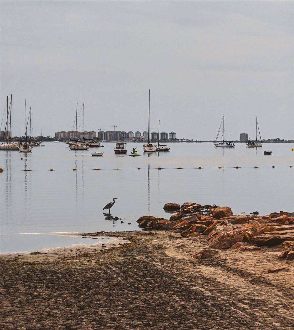 Veleros en aguas calmadas del Mar Menor cerca de Mar de Cristal