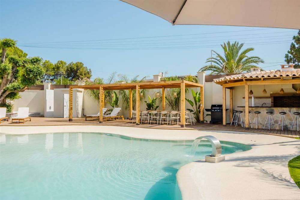 Villa de vacaciones con piscina en España, ejemplo de vivienda vacacional mantenida por EKASER